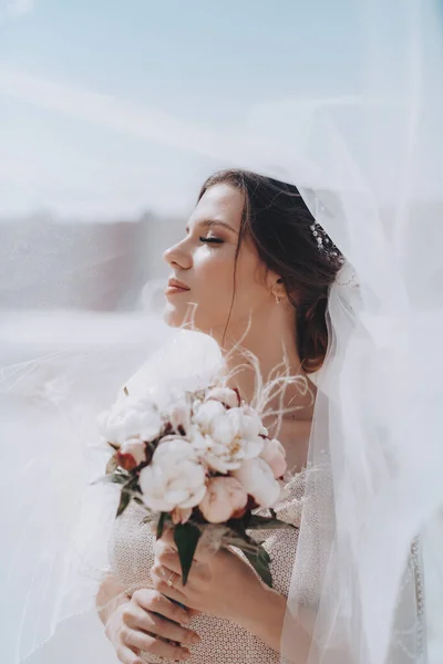 Bela Noiva Jovem Vestido Noiva Branco Posando Livre — Fotografia de Stock