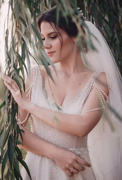 Красивая Молодая Невеста Белом Свадебном Платье Позирует Открытом Воздухе — стоковое фото