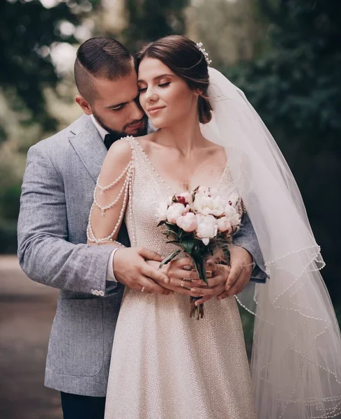 Belle Jeune Mariée Marié Posant Plein Air — Photo