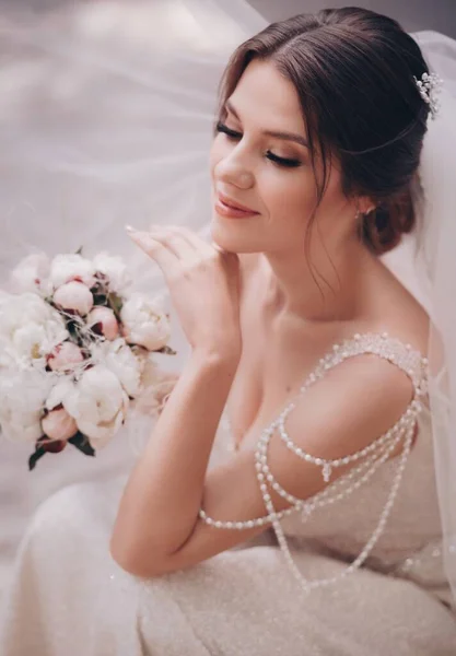 Schöne Junge Braut Weißen Hochzeitskleid Posiert Freien — Stockfoto