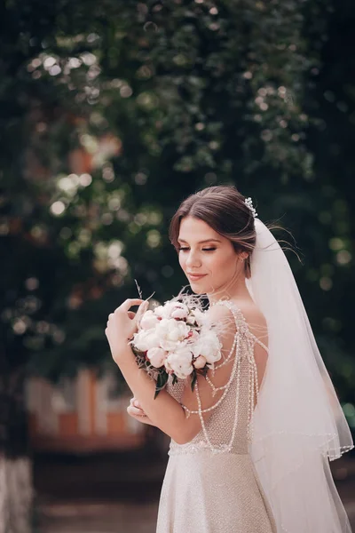 Schöne Junge Braut Weißen Hochzeitskleid Posiert Freien — Stockfoto