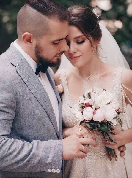 Güzel Genç Gelin Damat Dışarıda Poz Veriyor — Stok fotoğraf