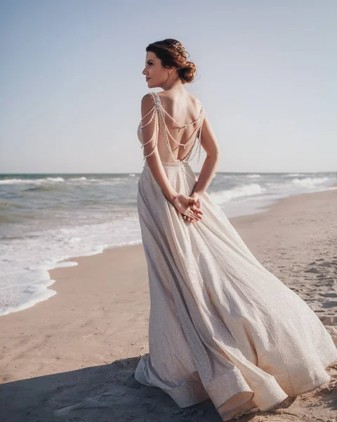 Schöne Junge Braut Weißen Hochzeitskleid Posiert Meer — Stockfoto