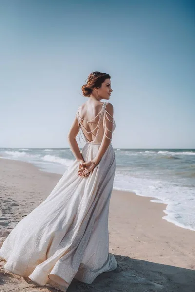 Belle Jeune Mariée Robe Mariée Blanche Posant Près Mer — Photo