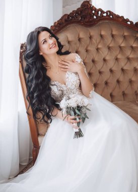 Beyaz düğün elbise poz içinde güzel genç gelin  