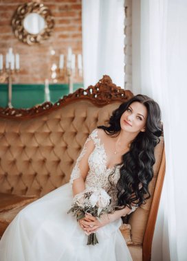 Beyaz düğün elbise poz içinde güzel genç gelin  