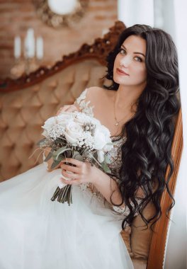 Beyaz düğün elbise poz içinde güzel genç gelin  