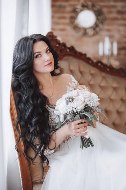 Beyaz düğün elbise poz içinde güzel genç gelin  