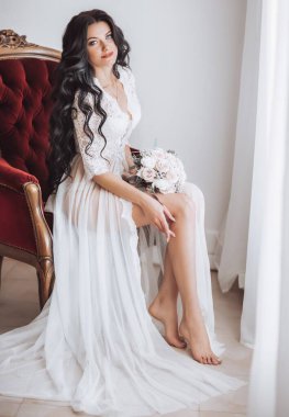 Evde düğün öncesi gecelik güzel genç gelin  