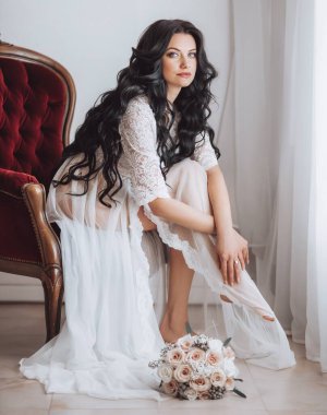 Evde düğün öncesi gecelik güzel genç gelin  