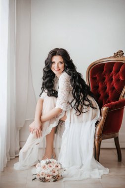 Evde düğün öncesi gecelik güzel genç gelin  