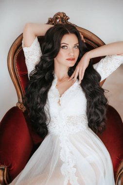 Evde düğün öncesi gecelik güzel genç gelin  