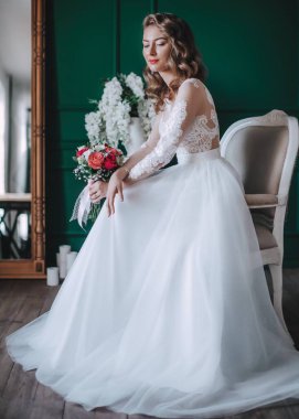 Beyaz düğün elbise poz içinde güzel genç gelin  