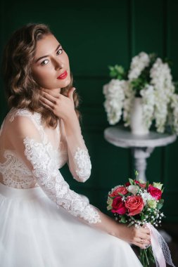 Beyaz düğün elbise poz içinde güzel genç gelin  