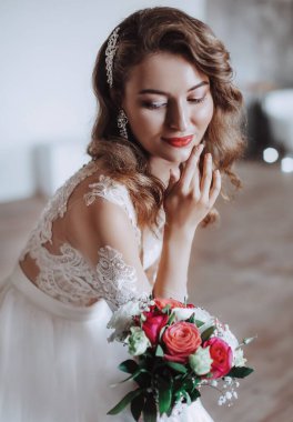 Beyaz düğün elbise poz içinde güzel genç gelin  