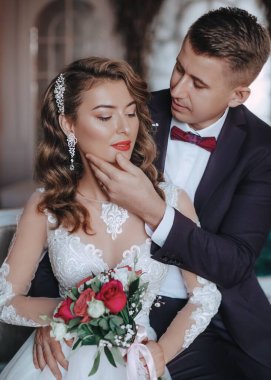 Güzel ve genç gelin ve damat pozu  