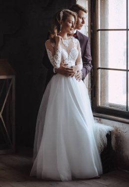 Güzel ve genç gelin ve damat pozu  