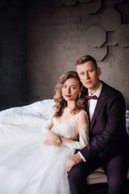 Güzel ve genç gelin ve damat pozu  