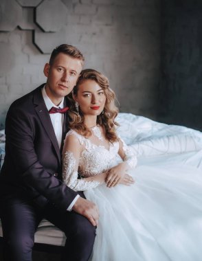 Güzel ve genç gelin ve damat pozu  