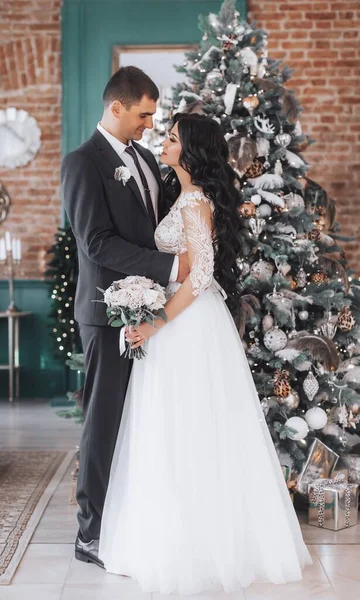 Hermosa Joven Novia Novio Posando Cerca Del Árbol Navidad — Foto de Stock