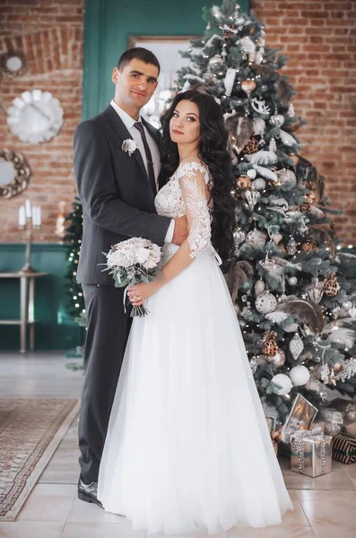 Schönes Junges Brautpaar Posiert Der Nähe Des Weihnachtsbaums — Stockfoto