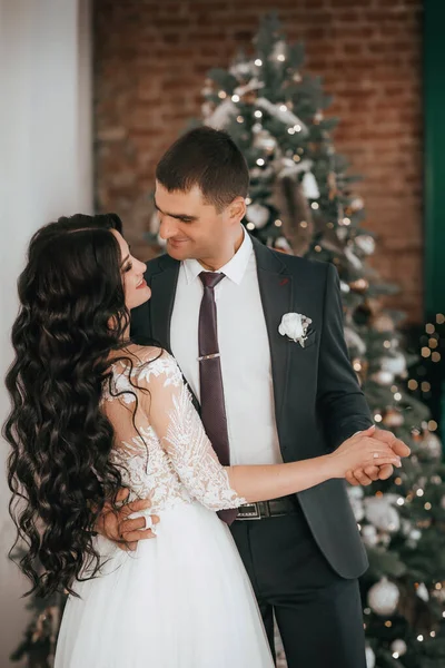 Belle Jeune Mariée Marié Posant Près Arbre Noël — Photo