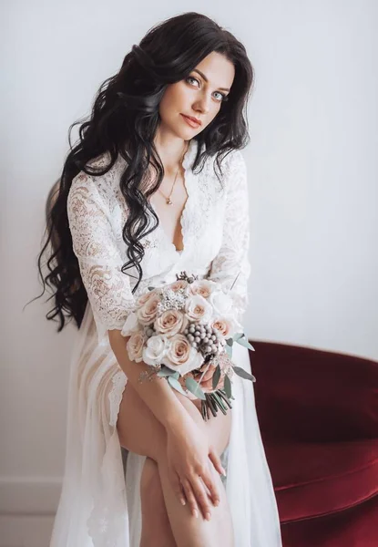 美丽的年轻新娘在婚礼前在家的睡衣 — 图库照片