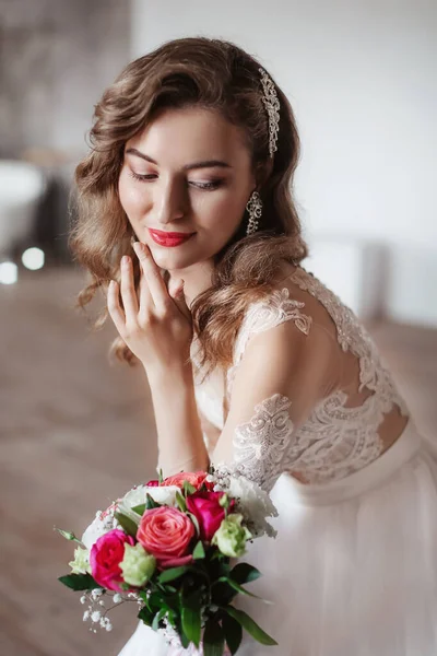 Красива Молода Наречена Білій Весільній Сукні Позує — стокове фото