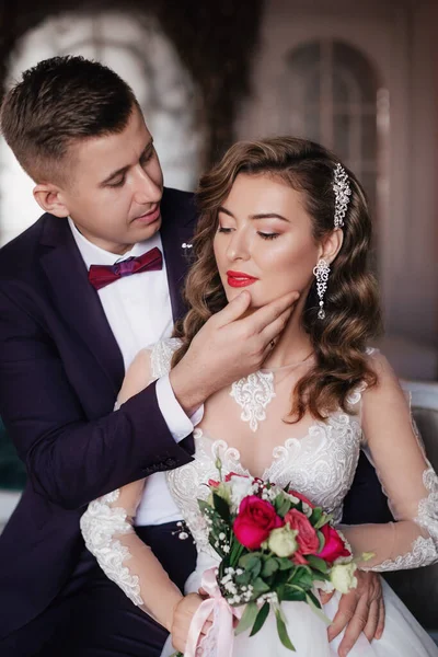 Gyönyörű Fiatal Menyasszony Vőlegény Pózol — Stock Fotó
