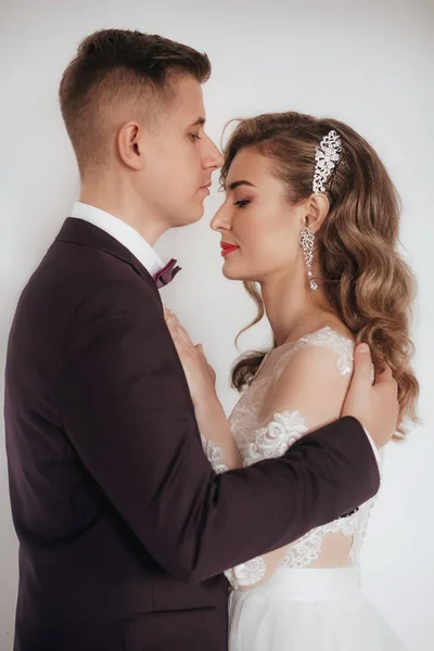 Schöne Und Junge Braut Und Bräutigam Posieren — Stockfoto