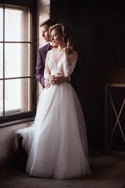 Beautiful Young Bride Groom Posing — Stock Photo, Image