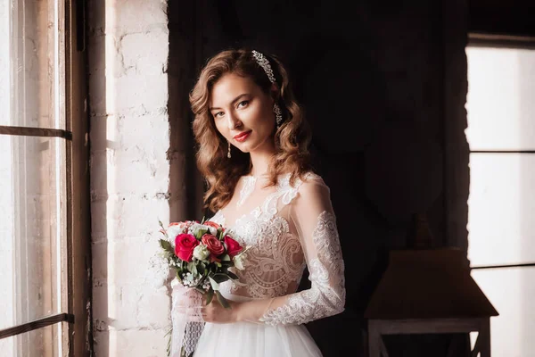 白いウェディング ドレスのポーズに美しい若い花嫁 — ストック写真