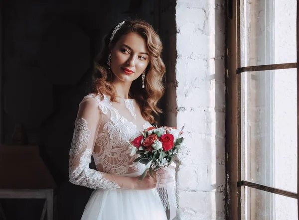 Красивая Молодая Невеста Белом Свадебном Платье Позирует — стоковое фото
