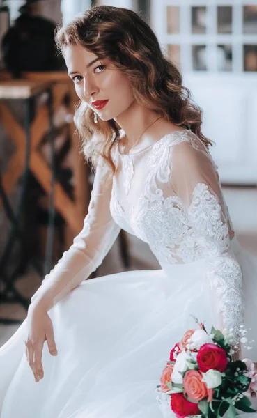 Belle Jeune Mariée Robe Mariée Blanche Posant — Photo