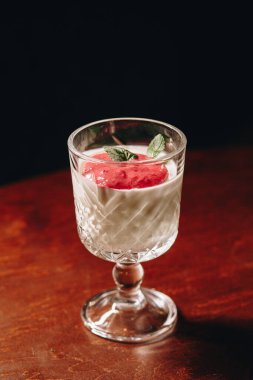 Bar arka planında bir kokteyl bardağında iç.