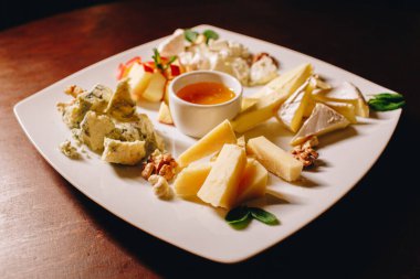  Çeşit çeşit peynir tabağı ve bal.