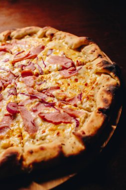 Arka planda lezzetli pizza, kapat.