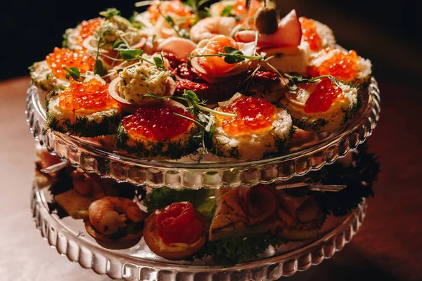 Sabrosos Aperitivos Tartaletas Pequeñas Con Caviar Buffet Bar — Foto de Stock