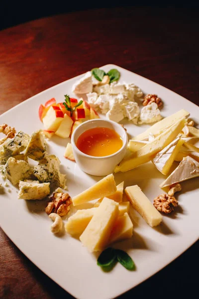 Assorted Cheese Plate Honey — Stock Photo, Image