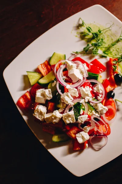 Görög Saláta Friss Zöldségekkel Feta Sajttal Fekete Olajbogyóval — Stock Fotó