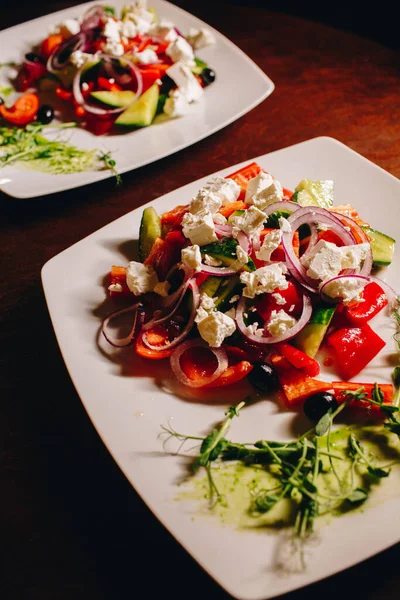 Görög Saláta Friss Zöldségekkel Feta Sajttal Fekete Olajbogyóval — Stock Fotó