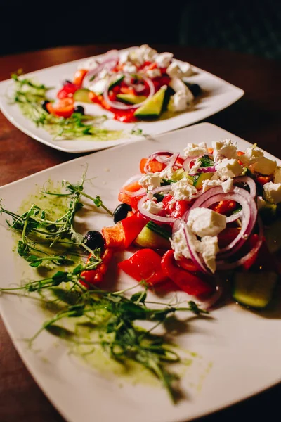 Görög Saláta Friss Zöldségekkel Feta Sajttal Fekete Olajbogyóval — Stock Fotó