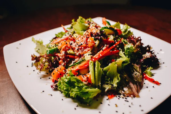 Salade Savoureuse Avec Viande Sur Une Assiette Blanche — Photo