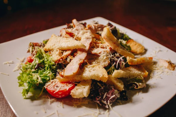 Salade Savoureuse Avec Viande Sur Une Assiette Blanche — Photo