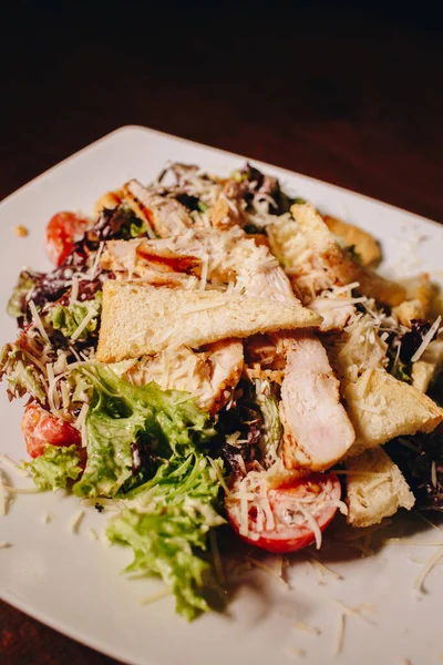 Smaklig Sallad Med Kött Vit Tallrik — Stockfoto