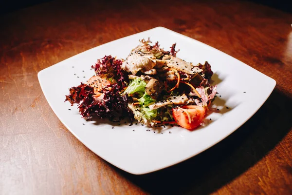 Salade Savoureuse Avec Viande Sur Une Assiette Blanche — Photo