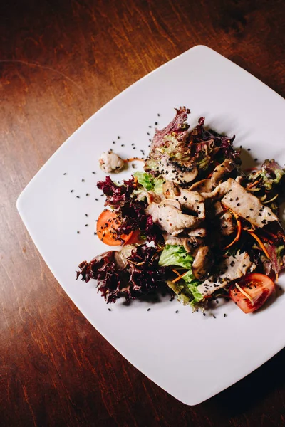 白い皿の上に肉とおいしいサラダ — ストック写真