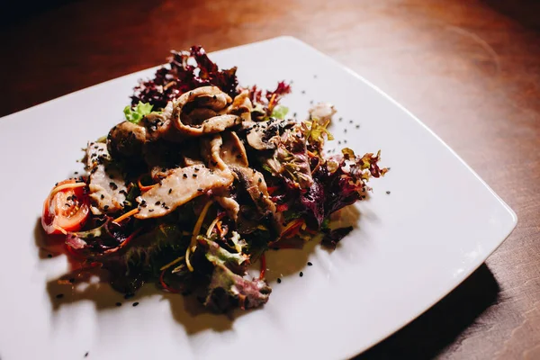 Salade Savoureuse Avec Viande Sur Une Assiette Blanche — Photo