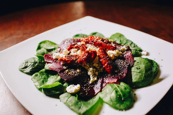 Salade Savoureuse Avec Viande Sur Une Assiette Blanche — Photo
