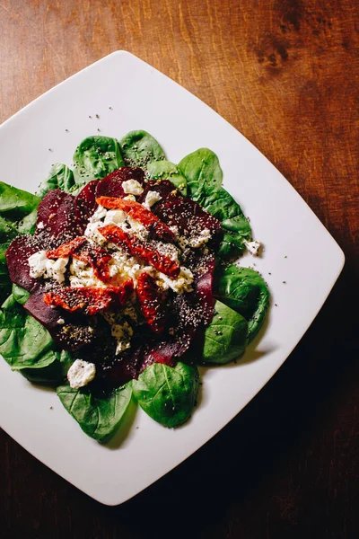 Salade Savoureuse Avec Viande Sur Une Assiette Blanche — Photo